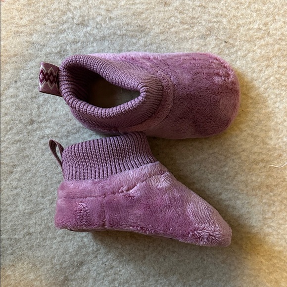 UGG Kids' Plush Purple Slippers Sz. 4/5 - Picture 1 of 4